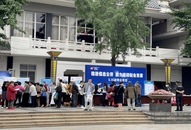 和平區(qū)成功舉辦第13屆'5.15政務(wù)公開日'政策咨詢活動，重點提供衛(wèi)健及社會經(jīng)濟(jì)咨詢服務(wù)